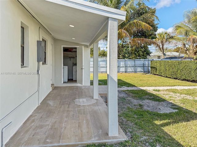 5245 SW 98th Ct, Miami, FL 33165