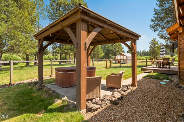 17299 White Oak Place, Bend, OR 97707