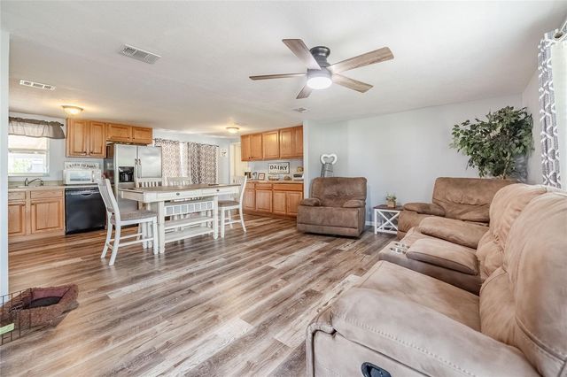 729 E LAKE AVENUE, Eagle Lake, FL 33839