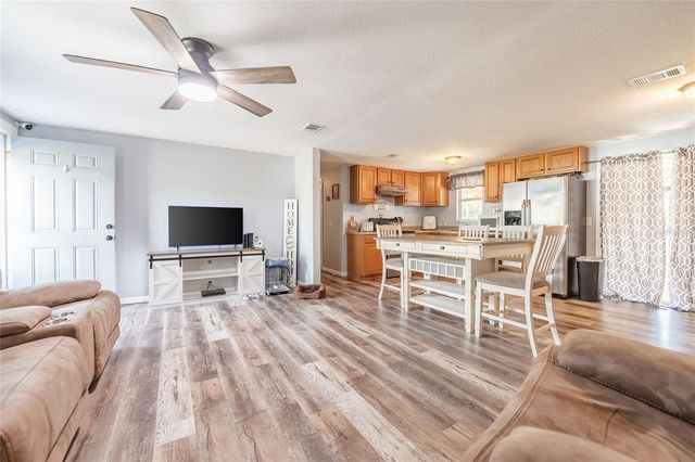 729 E LAKE AVENUE, Eagle Lake, FL 33839