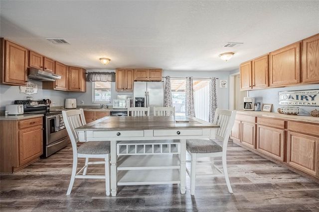 729 E LAKE AVENUE, Eagle Lake, FL 33839