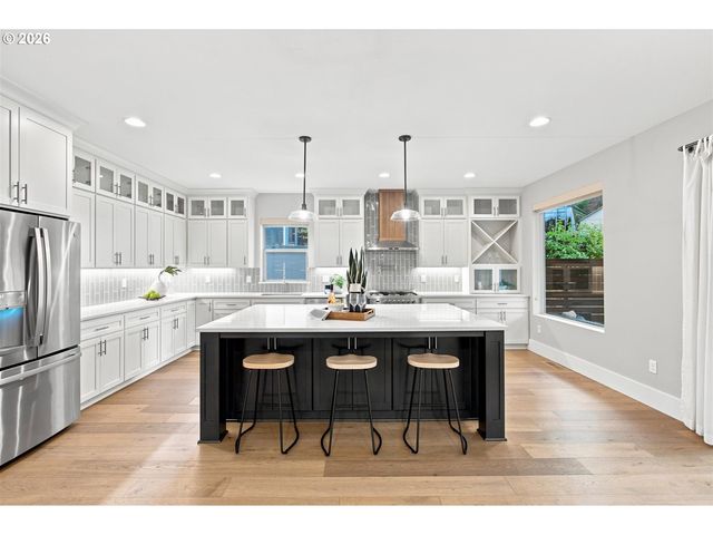 1201 ROSEMONT Rd, West Linn, OR 97068