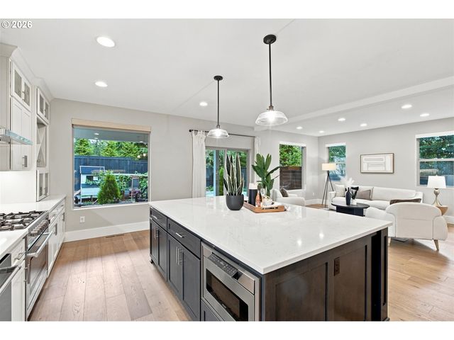 1201 ROSEMONT Rd, West Linn, OR 97068