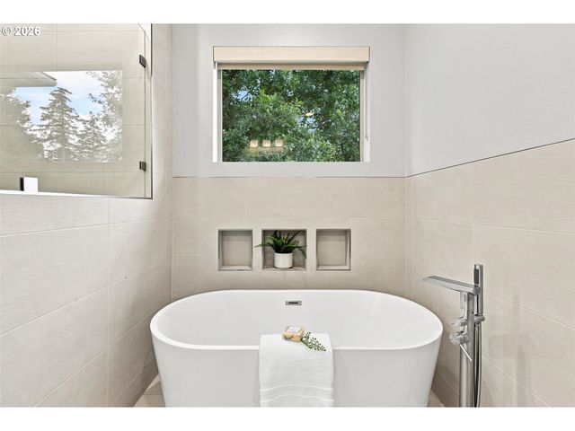 1201 ROSEMONT Rd, West Linn, OR 97068