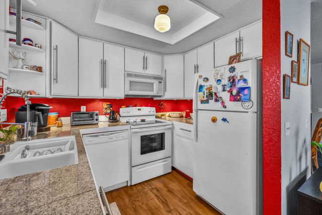 2700 Lawrence Crossley Road 63, Palm Springs, CA 92264