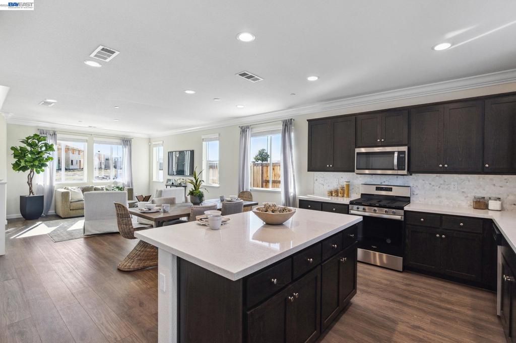 Image 10 of property listing at 2417 Golden Way, Fairfield, CA 94533