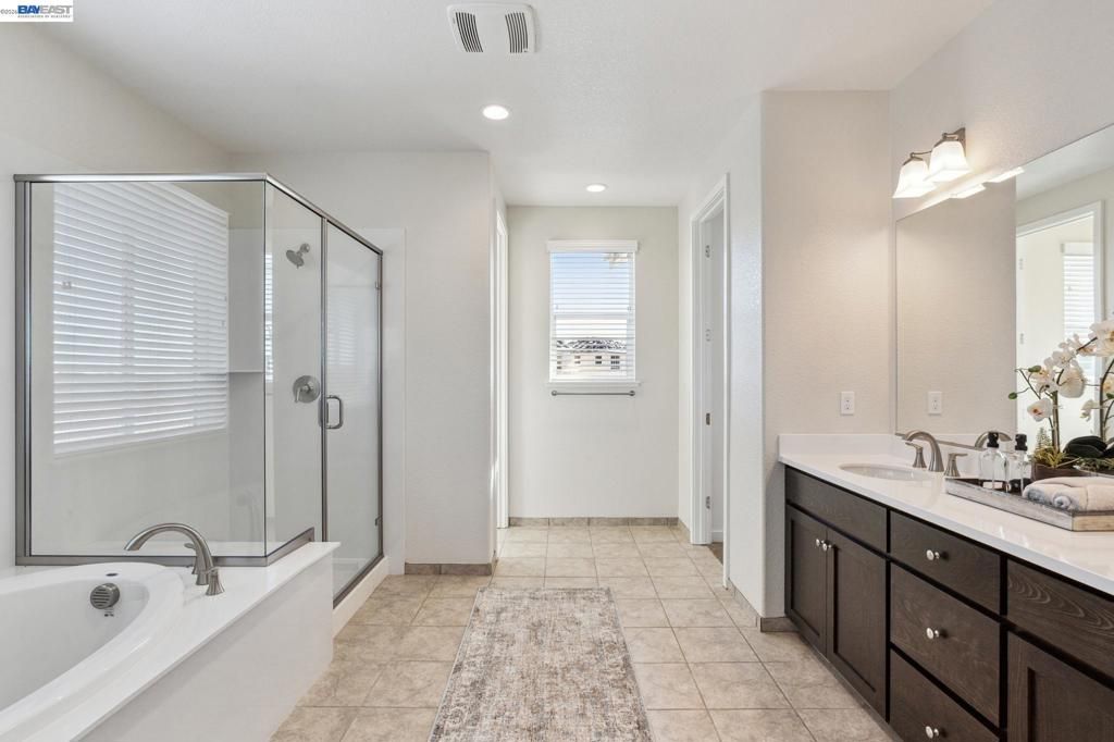 Image 16 of property listing at 2417 Golden Way, Fairfield, CA 94533