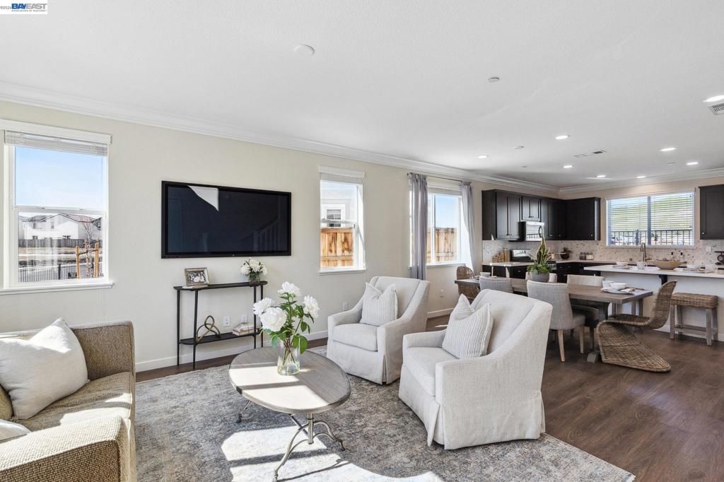 Image 3 of property listing at 2417 Golden Way, Fairfield, CA 94533