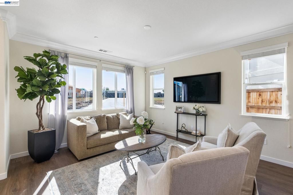 Image 4 of property listing at 2417 Golden Way, Fairfield, CA 94533