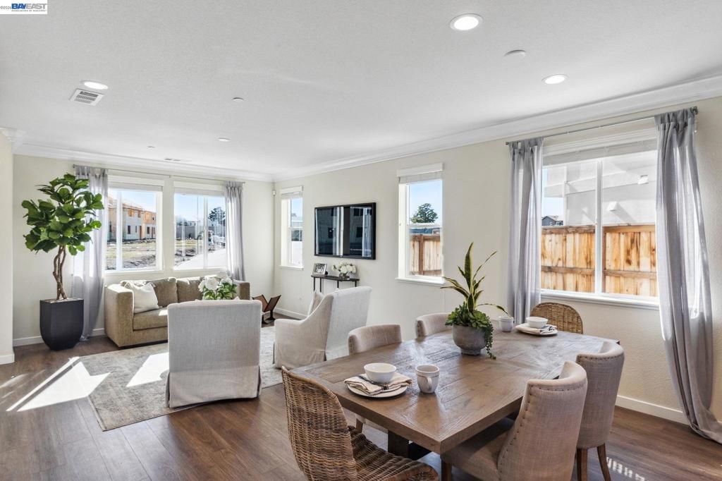 Image 5 of property listing at 2417 Golden Way, Fairfield, CA 94533