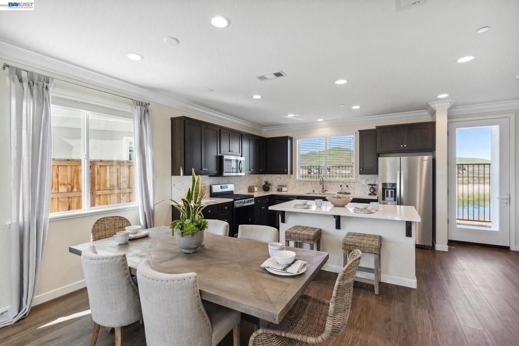 Image 6 of property listing at 2417 Golden Way, Fairfield, CA 94533