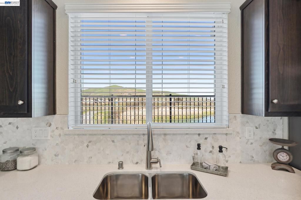 Image 9 of property listing at 2417 Golden Way, Fairfield, CA 94533