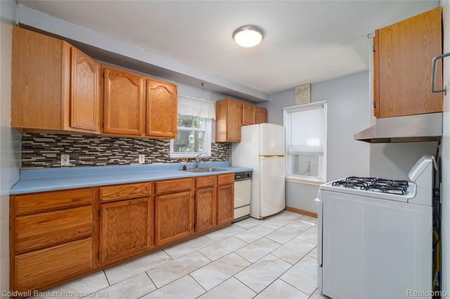 9388 Salem, Redford Charter Township, MI 48239