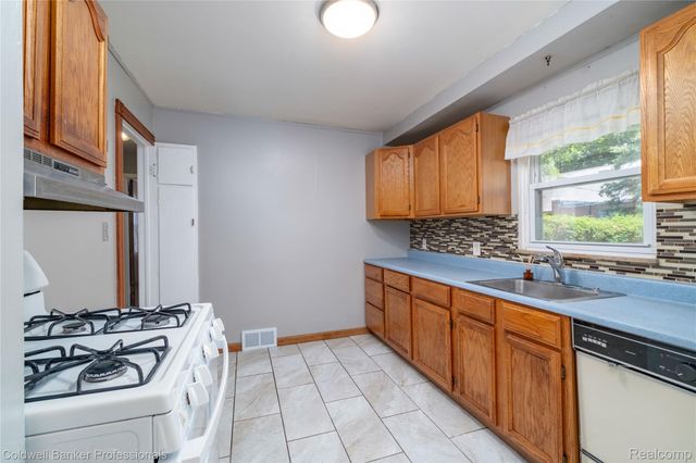 9388 Salem, Redford Charter Township, MI 48239
