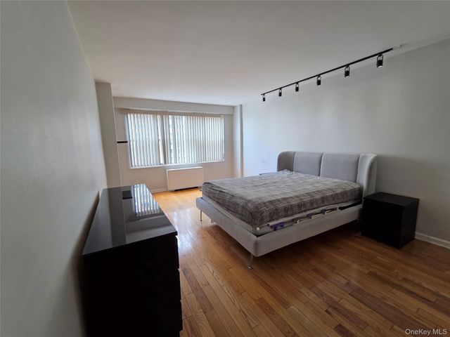 17-85 215 Street 6G, Bayside, NY 11360