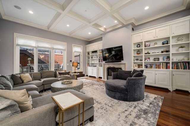 2140 N Clifton Avenue, Chicago, IL 60614