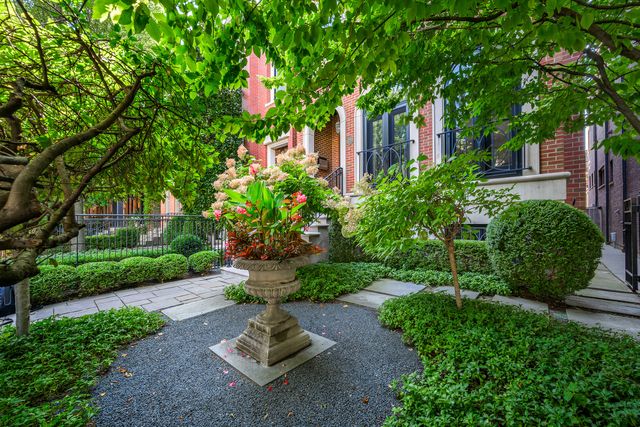 2140 N Clifton Avenue, Chicago, IL 60614
