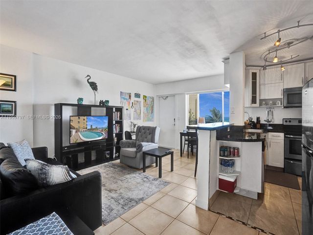 1815 N Surf Rd 202, Hollywood, FL 33019