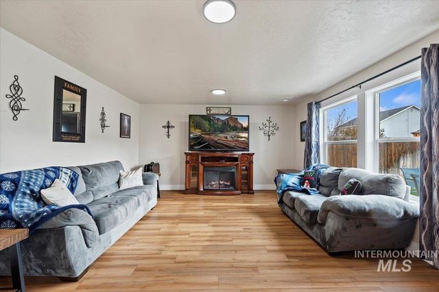 1028 N Star Bright Ln, Star, ID 83669