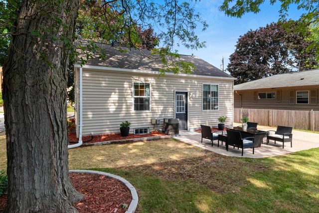 1550 DELAWARE STREET, Oshkosh, WI 54902