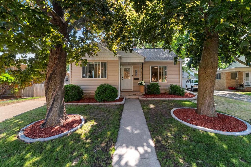 1550 DELAWARE STREET, Oshkosh, WI 54902