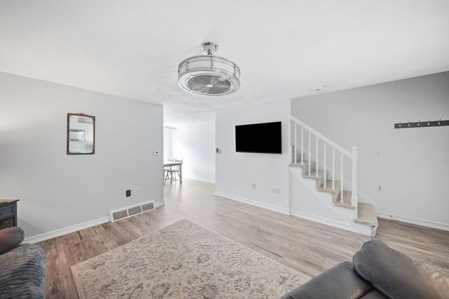 106 Park Ave W D5, Lowell, MA 01852