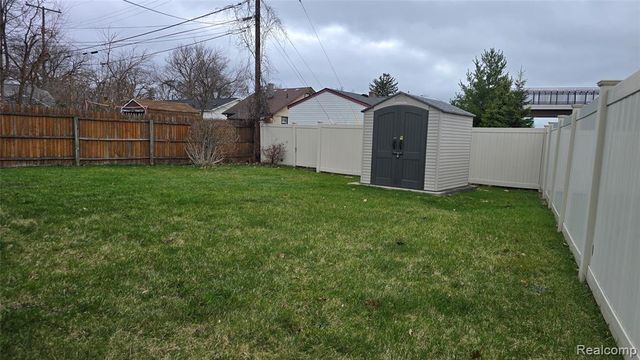 803 E Meyers Avenue, Hazel Park, MI 48030