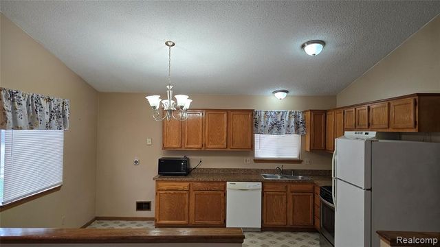 803 E Meyers Avenue, Hazel Park, MI 48030