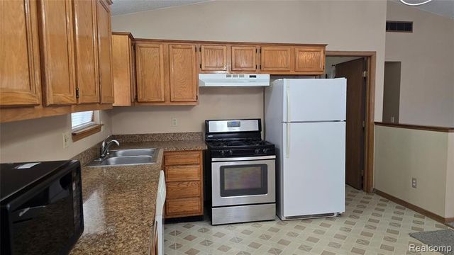 803 E Meyers Avenue, Hazel Park, MI 48030