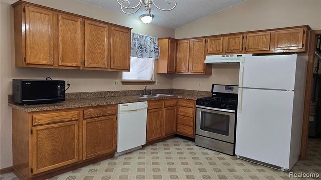 803 E Meyers Avenue, Hazel Park, MI 48030