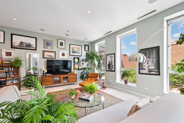 30 W Oak Street 5E, Chicago, IL 60610