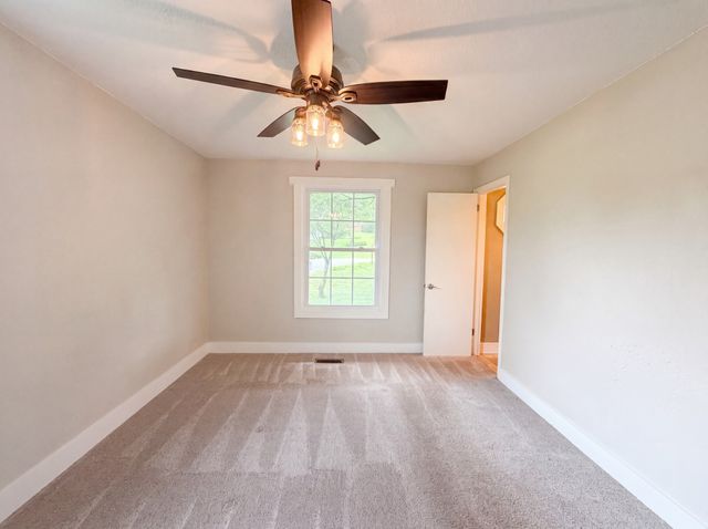 102 S Valley Rd, Hendersonville, TN 37075