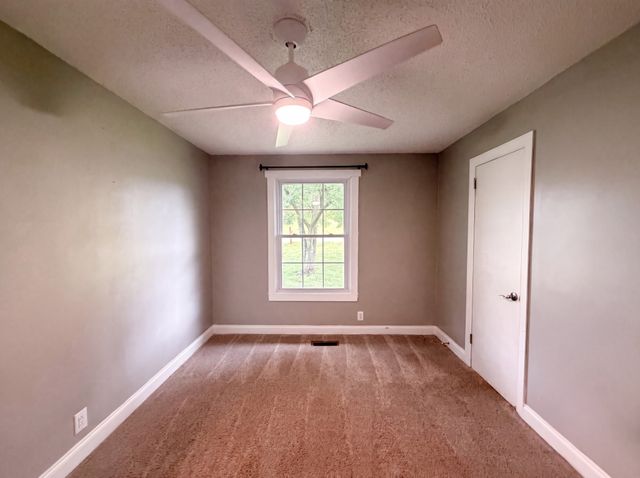 102 S Valley Rd, Hendersonville, TN 37075