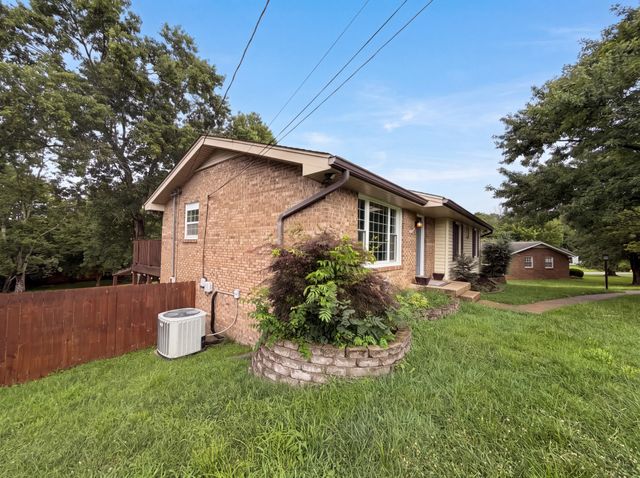 102 S Valley Rd, Hendersonville, TN 37075