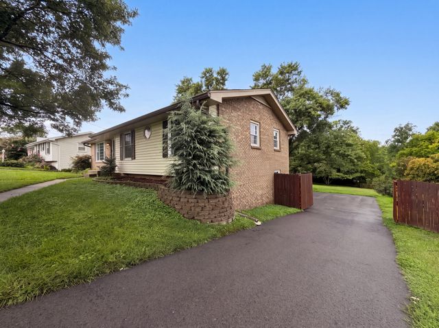 102 S Valley Rd, Hendersonville, TN 37075