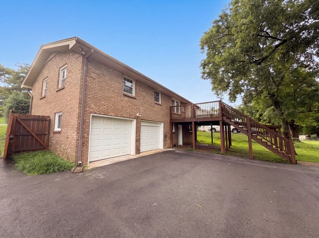 102 S Valley Rd, Hendersonville, TN 37075