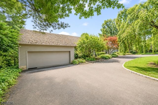 8 Woods Ln, Chatham Boro, NJ 07928