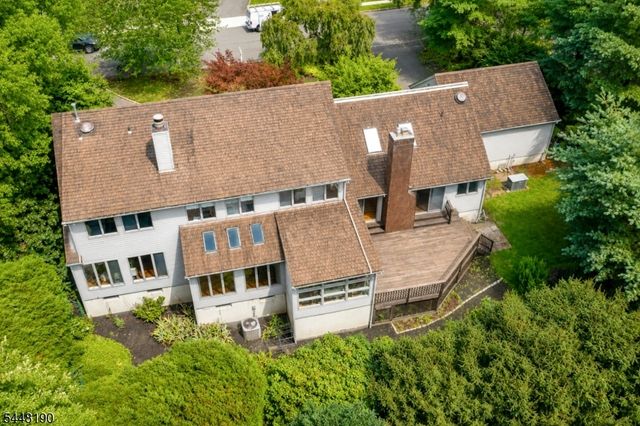 8 Woods Ln, Chatham Boro, NJ 07928