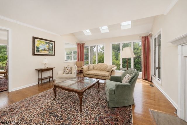 8 Woods Ln, Chatham Boro, NJ 07928