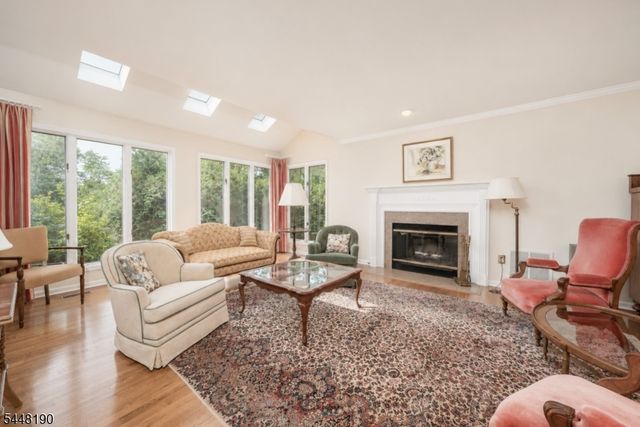 8 Woods Ln, Chatham Boro, NJ 07928