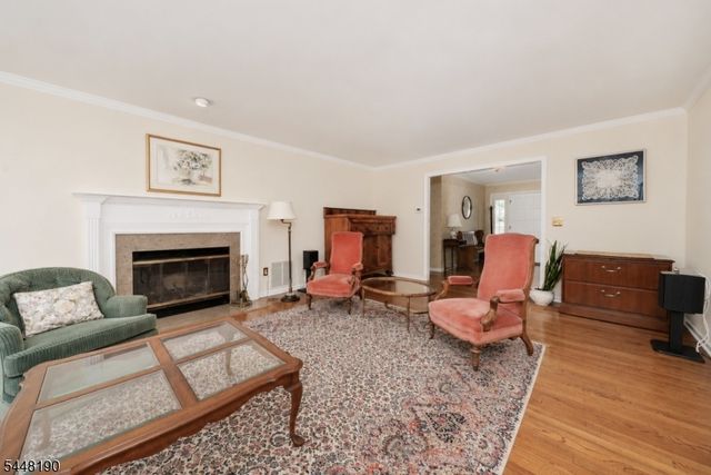 8 Woods Ln, Chatham Boro, NJ 07928