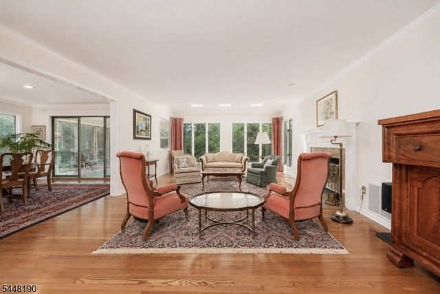 8 Woods Ln, Chatham Boro, NJ 07928