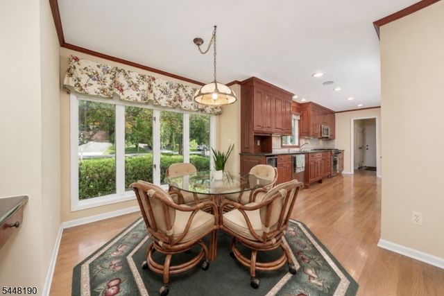 8 Woods Ln, Chatham Boro, NJ 07928