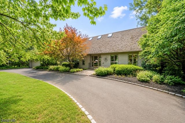 8 Woods Ln, Chatham Boro, NJ 07928