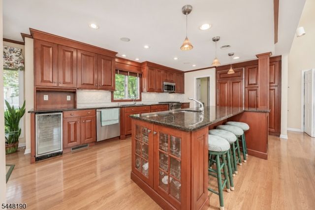 8 Woods Ln, Chatham Boro, NJ 07928