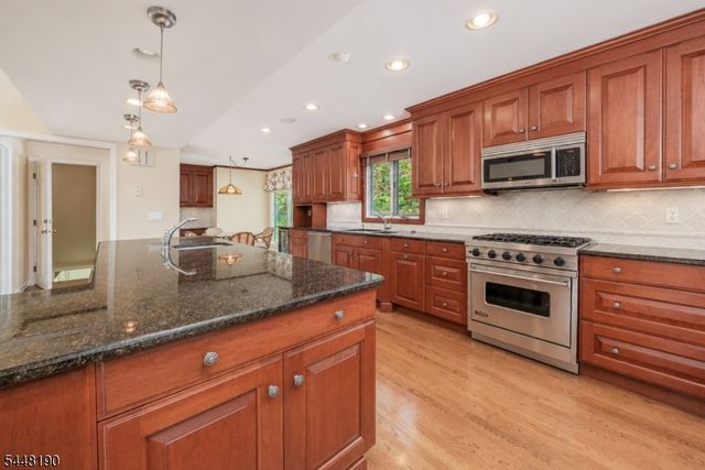 8 Woods Ln, Chatham Boro, NJ 07928