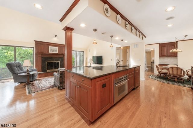 8 Woods Ln, Chatham Boro, NJ 07928