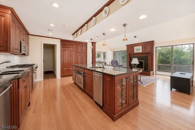 8 Woods Ln, Chatham Boro, NJ 07928