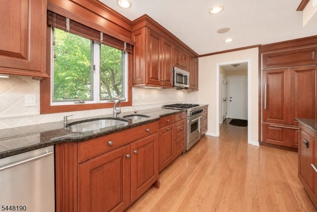 8 Woods Ln, Chatham Boro, NJ 07928