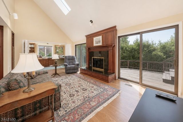8 Woods Ln, Chatham Boro, NJ 07928